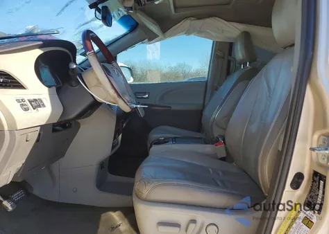 2011 Toyota Sienna z USA, uszkodzony, nr VIN 5TDYK3DC1BS172170